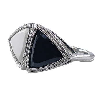 ANTIQUE VINTAGE ART DECO BLACK and WHITE ONYX RING in PLATINUM