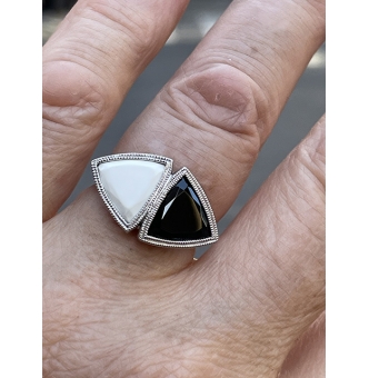 ANTIQUE VINTAGE ART DECO BLACK and WHITE ONYX RING in PLATINUM