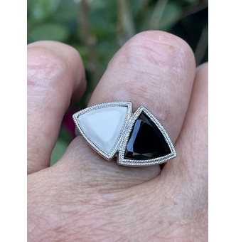 ANTIQUE VINTAGE ART DECO BLACK and WHITE ONYX RING in PLATINUM